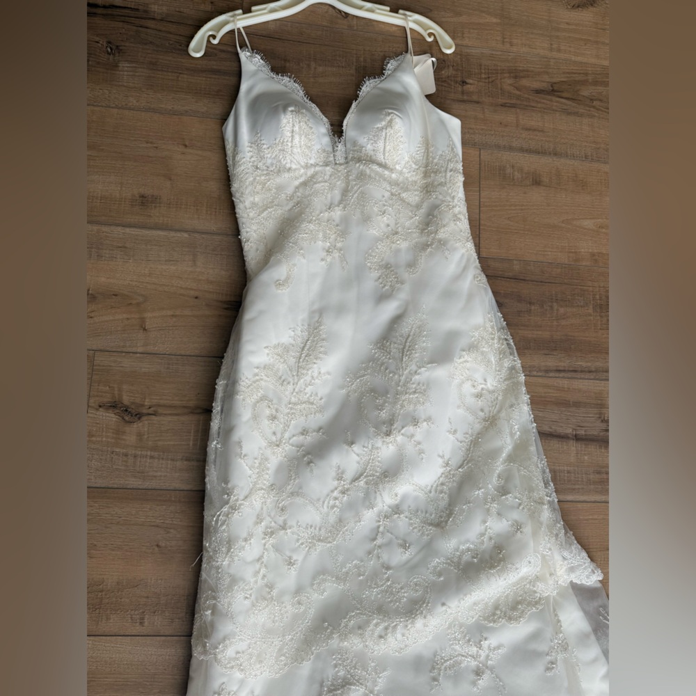 Saison Blanche White V-neck Sheath Bridal Dress